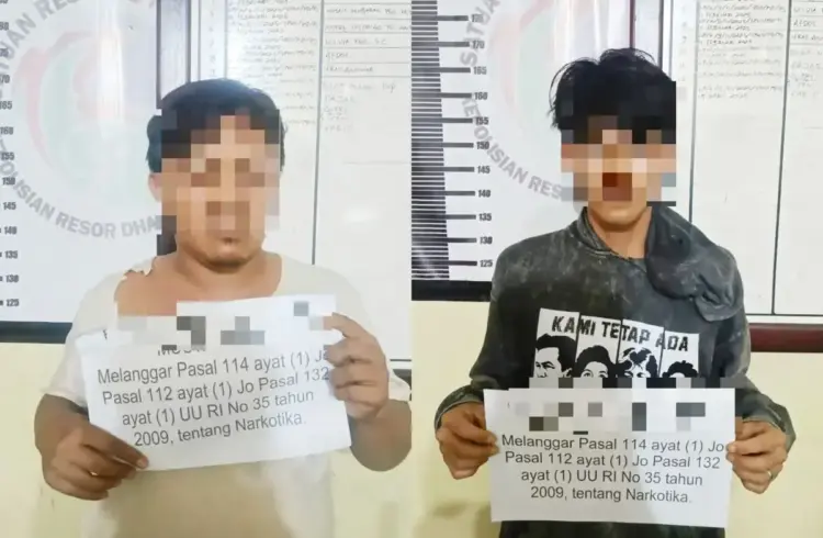 Jual Sabu dan Pil Ekstasi, DPO Kasus Narkoba dan Mahasiswa Diringkus 1 PENGEDAR—Pelaku Eki Nofriana (33) dan Qolbin Salim (25) yang terlibat peredaran sabu dan pil ekstasi ditangkap Tim Satresnarkoba Polres Dharmsraya.