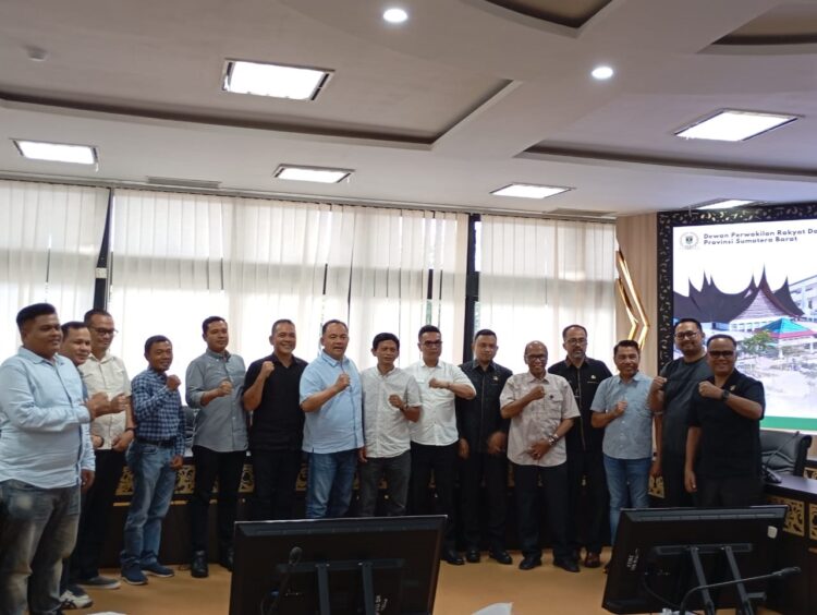 Sharing Informasi Mekanisme Penyusunan dan Pembahasan Rancangan Peraturan DPRD, DPRD Kabupaten Solsel Kunjungi DPRD Sumbar 1 menerima kunjungan— Tim pakar DPRD Provinsi Sumatera Barat (Sumbar), HM Nurnas menerima kunjungan kerja gabungan Komisi I, II dan III DPRD Kabupaten Solok Selatan.