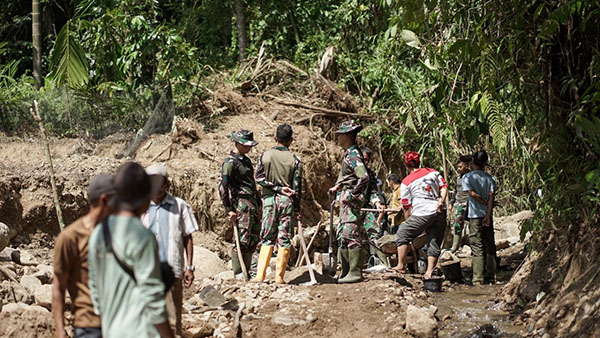Danlantamal II Laksma TNI Sarimpunan Tanjung Perintahkan Dansatgas Baksos, Irigasi Diperbaiki untuk Wujudkan Ketahanan Pangan 1 PERBAIKAN IRIGASI— Masyarakat bersama prajurit Lantamal II yang tergabung dalam tim Baksos melakukan perbaikan
irigasi di Sungai Talu, Nagari Sako Selatan Pasia Talang.