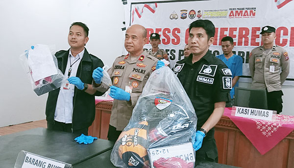 2 Residivis Jambret Ditangkap Massa, Sasarannya Perhiasan yang Dipakai Emak-emak, Ngaku sudah Tujuh Kali Beraksi 1 barang bukti— Wakapolres Padangpariaman Kompol Indra bersama Kasat Reskrim AA Reggy perlihatkan barang bukti hasil penangkapan dua pelaku jambret.