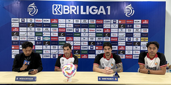 Duel Penentu Takdir di Pekan Pamungkas Liga 1, 3 Poin Harga Mati!, Kabau Sirah Siap Tempur Hadapi Singo Edan 1 KONFERENSI PERS— Pelatih Kepala Semen Padang FC, Eduardo Almeida didampingi pemain bertahan, Tin Martic, saat konferensi pers, Jumat (23/5).