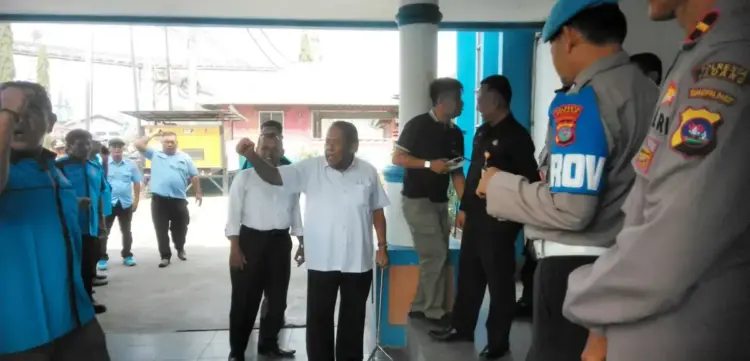 Pertanyakan Putusan PTUN yang Tak Dilaksanakan, Pengurus dan Ratusan Anggota Koperbam Geruduk Kantor KSOP 1 UNJUK RASA— Ratusan anggota Koperbam Telukbayur, menggelar aksi unjuk rasa dengan mendatangi kantor KSOP Kelas II Telukbayur.