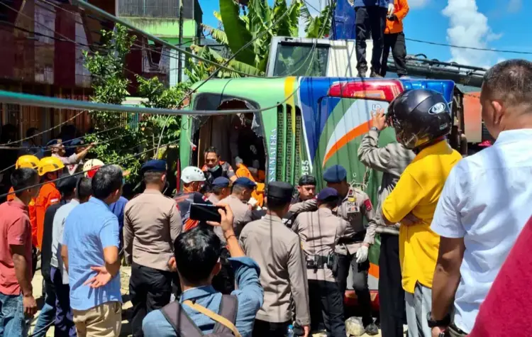 Kecelakaan Maut Bus ALS, 12 Penumpang Tewas, 13 Luka-luka, Diduga Rem Blong saat Masuk ke Terminal 1 KECELAKAAN— Tim gabungan mengevakuasi para korban kecelakaan Bus ALS di di kawasan Terminal Bukit Surungan (Busur), Kecamatan Padangpanjang Barat, Kota Padangpanjang yang menewaskan 12 orang dan 23 luka-luka.