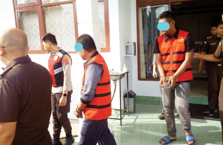 Borok Proyek Jalan di Nagari Pangkalan Dibongkar, Volume Dikurangi, 2 Rekanan dan PPTK jadi Tersangka 1 TERSANGKA— Tim Cabang Kejari Payakumbuh di Pangkalan menahan dua tersangka dugaan korupsi proyek jalan.