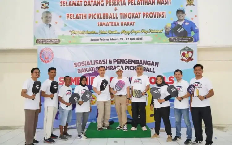 IPF Sumbar dan Semen Padang Schools Gelar Pelatihan Wasit dan Pelatih Pickleball, Siap Debut di Porprov 2025 1 PELATIHAN— IPF Sumbar menggelar pelatihan wasit dan pelatih tingkat daerah dalam rangka mempersiapkan debut olahraga Pickleball di ajang Porprov Sumatera Barat 2025, di Hall Semen Padang Schools.