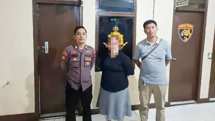 Janjikan Korban Kerja di BUMN, IRT Raup Belasan Juta dari Hasil Menipu 1 IRT MENIPU— Pelaku AH (46) yang melakukan penipuan dengan modus menjanjikan korban bekerja di BUMN ditangkap Tim Satreskrim Polresta Padang.