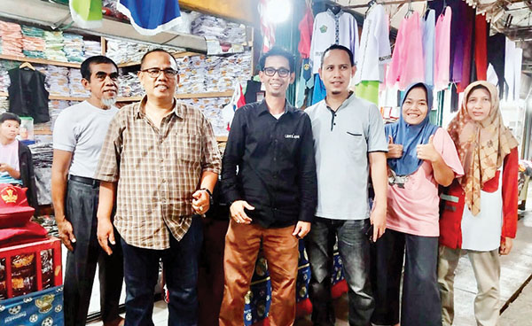 Tahun Ajaran Baru Sudah Dekat, IPPS Pasar Raya Padang Resah, Tidak Dilibatkan Disdikbud Terkait Seragam Siswa Baru 1 JUAL BELI LESU— Ikatan Pedagang Seragam Sekolah (IPSS) Pasar Raya Padang, berharap mendekati Tahun Ajaran sekolah 2025/2026 yang semakin dekat, maka jual beli seragam sekolah bisa menggeliat. Pedagang berharap ikut memperhatikan kondisi para pedagang.