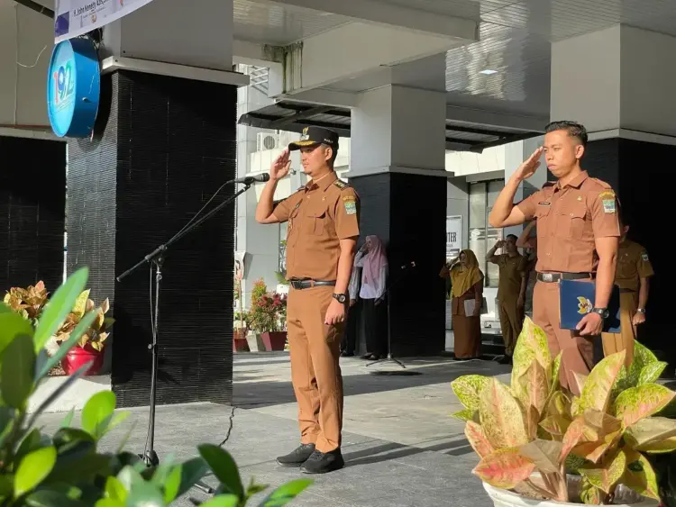 PIMPIN—Wakil Bupati (Wabup) PadangPariaman, Rahmat Hidayat saat memimpij Hardiknas.