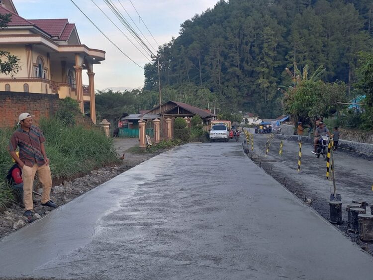 Jalan Seribu Lubang Mulai Diperbaiki, Warga Lareh Sago Halaban Ucapkan Terima Kasih kepada Gubernur Sumbar 1 JALAN MULAI DIPERBAIKI— Jalan Wisata Kabut dan Seribu Lubang, tepatnya ruas Payakumbuh-Sitangkai, mulai diperbaiki dan dilakukan pengecoran.