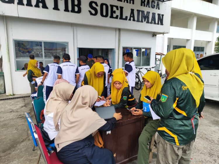 Personel Satpol PP Damkar Padangpanjang Jalani Tes Kebugaran 1 PERIKSA KESEHATAN— Anggota Satpol PP Damkar Kota Padang Panjang saat pemeriksaan kesehatan bekerja sama dengan Puskesmas Koto Katik, Rabu (28/5).