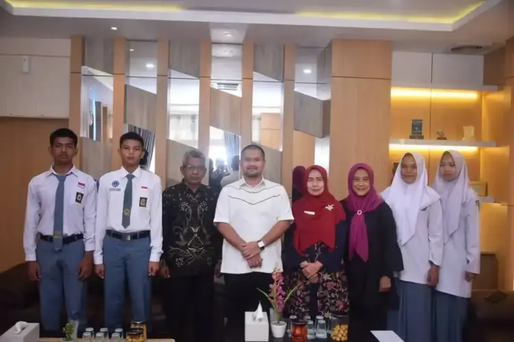 Pelajar Paskibra Tingkat Sumbar Audiensi dengan Wawako Solok 1 KUNJUNGAN PELAJAR PASKIBRAKA— Wakil Wali Kota Sawahlunto, Jeffry Hibatullah, saat menerima audiensi empat pelajar yang sedang mengikuti seleksi Pasukan
Pengibar Bendera (Paskibra) tingkat Provinsi Sumatera Barat.