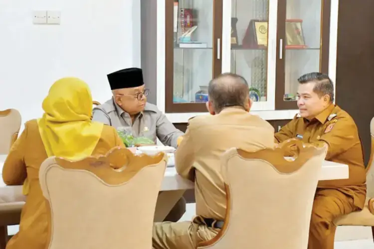 Jelang Penilaian Dasawisma Tingkat Provinsi, Ketua TP PKK Agam Jamu Tim Penilai 1 SARAPAN— Menjelang penilaian Dasawisma tingkat Provinsi, Ketua Tim Penggerak PKK Agam, Ny. Merry Benni Warlis, menyambut kedatangan tim penilai provinsi dengan menggelar acara sarapan bersama di Rumah Dinas Bupati Agam, Selasa (6/5).