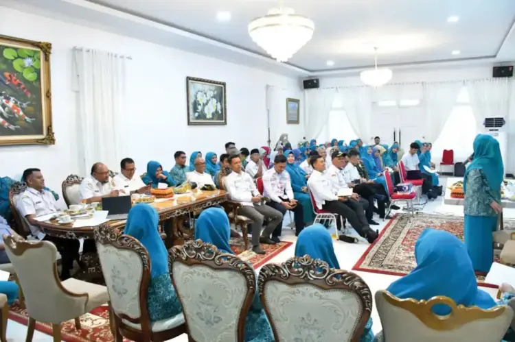 Jelang Penilaian Dasawisma Tingkat Sumbar, Tim PKK Agam Gelar Rakor 1 RAPAT KOORDINASI— TP PKK Agam menggelar rapat koordinasi bersama sejumlah OPD dalam rangka persiapan penilaian Dasawisma tinglat Provinsi, di Rumah Dinas Bupati Agam, Rabu (30/4).