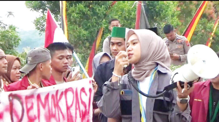 Peringatan Hari Buruh Nasional, KOPRI PMII Dharmasraya Desak Perlindungan Nyata bagi Buruh Perempuan 1 HARI BURUH NASIONAL— Ketua KOPRI PMII Dharmasraya, Juwita Dwi Putri mengungkapkan berbagai persoalan dan polemik yang saat ini dihadapi oleh buruh perempuan di momentum peringatan Hari Buruh Nasional 2025.