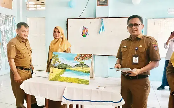 Wujudkan Padang Juara, SMPN 4 Gelar Panen Karya 1 LUKISAN KARYA SISWA— Kabid P2MP Indriyedi Bekri MT, bersama Kepala SMPN 4 Padang Rohabdi Rusdan, melihat lukisan karya siswa SMPN 4 Padang.