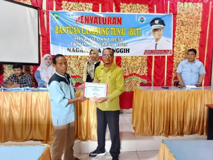 Pemerintah Nagari Aia Manggih, 45 KPM Terima BLT Dana Desa Tahap II 1 SALURKAN BLT— Pemerintah Nagari Aia Manggih, Kecamatan Lubuk Sikaping, Kabupaten Pasaman, menyalurkan Bantuan Langsung Tunai (BLT) Dana Desa Tahap 2 Tahun 2025 kepada 45 orang keluarga penerima manfaat (KPM), Jumat (9/5).