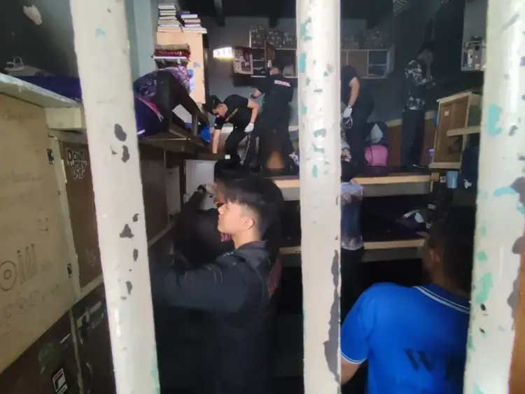 Antisipasi Penyalahgunaan Narkoba, Kalapas Gelar Razia Kamar Warga Binaan 1 RAZIA HUNIAN WBP— Kepala Lapas Kelas II B Tanjung Pati didampingi KPLP memimpin langsung razia di sel-sel tahanan yang dilakukan Jumat (2/5) pagi. Jelang razia, Warga Binaan Permasyarakatan (WBP) diminta masuk ke dalam sel, sehingga petugas lebih leluasa melakukan razia.