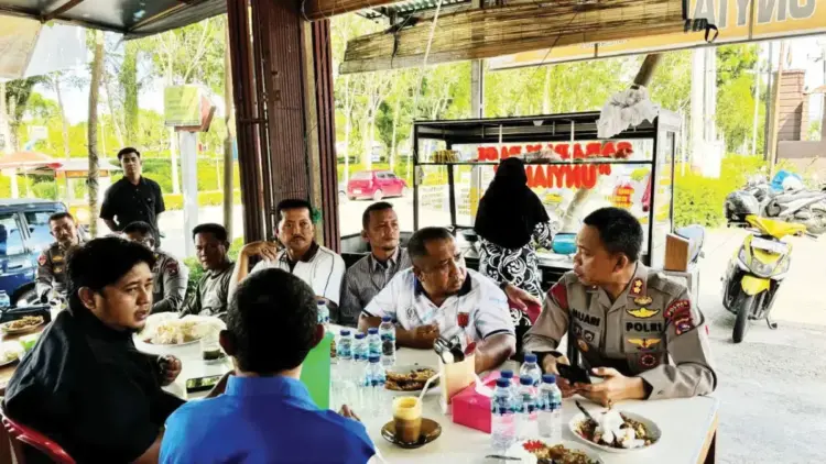 Pererat Sinergi dengan Media, Kapolres Agam Gelar Coffee Morning Bersama Wartawan 1 COFFEE MORNING—Kapolres Agam AKBP Muari, menggelar kegiatan coffee morning bersama para wartawan dari berbagai media se-Kabupaten Agam di Warung Sarapan Pagi Unyiang, Simpang 4 Kejaksaan Lubuk Basung, Rabu (14/5) pagi.