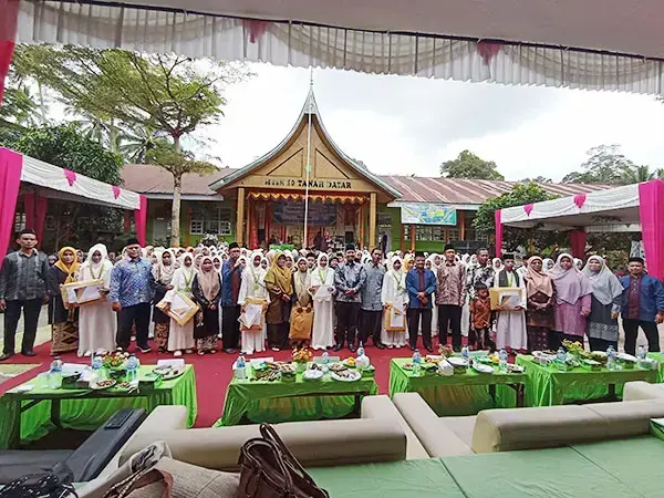 MTsN 10 Lepas 156 Peserta Didik dan Wisuda 92 Penghafal Al Quran 1 FOTO BERSAMA— Kasi Penmad, Kepala Sekolah, Komite, Guru serta siswa foto bersama saat pelepasan sebanyak 156 peserta didik, Kamis (15/5) di MTsN 10 Tanahdatar.