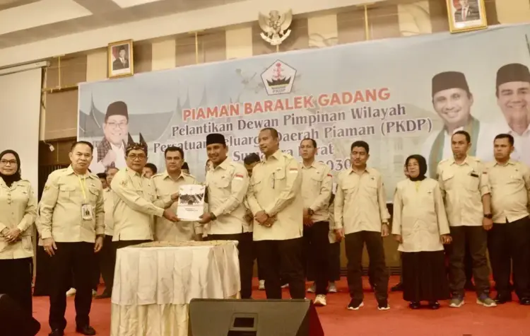 Pengurus DPW PKDP Sumbar Dilantik, Organisasi Kedaerahan dapat Menjadi Kekuatan Sosial 1 PELANTIKAN PENGURUS— Ketua DPW PKDP Sumbar Firdaus beserta pengurus usai pelantikan oleh Ketua DPP PKDP John Kenedy Aziz foto bersama.