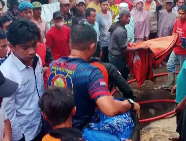 Wanita Keterbelakangan Mental Tewas Terpanggang, Rumah Terbakar Gegara Kompor Meledak 1 TEWAS TERPANGGAN— Petugas Damkar mengevakuasi jenazah korban Nike (49) yang
tewas terpanggang dalam rumahnya yang terbakar.