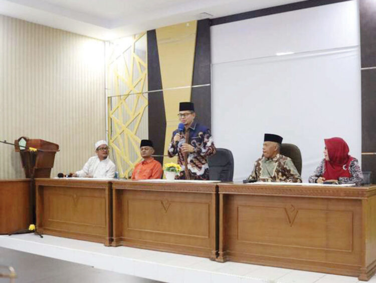 PELEPASAN JEMAAH HAJI— Wawako Bukittinggi, Ibnu Asis melepas 24 calon jemaah haji, Kamis (29/5) di Kantor Kementerian Agama Bukittinggi.