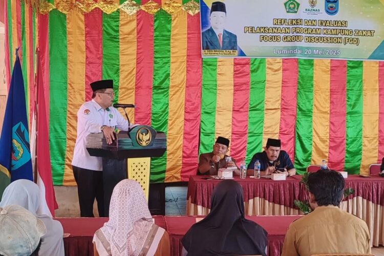 EVALUASI PROGRAM KAMPUNG ZAKAT— Kakan Kemenag Kota Sawahlunto Dedi Wandra, memberikan sambutan pada acara evaluasi Program 
Kampung Zakat Desa Lumindai, Kecamatan Barangin, beberapa waktu lalu.