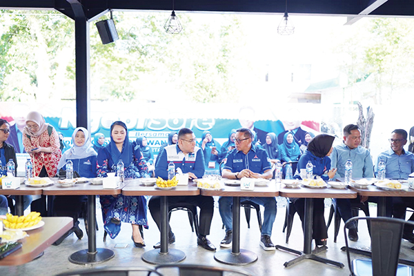 BPOKK Demokrat Gelar Ngopi Sore, Ossy Dermawan Ajak Kader Sumbar Lahirkan Tokoh Politik Nasional 1 NGOPI SORE— Kepala BPOKK Partai Demokrat, Ossy Dermawan memberikan arahan kepada para kader partai dalam suasana santai bertajuk Ngopi Sore di Bukittinggi, Senin (19/5).