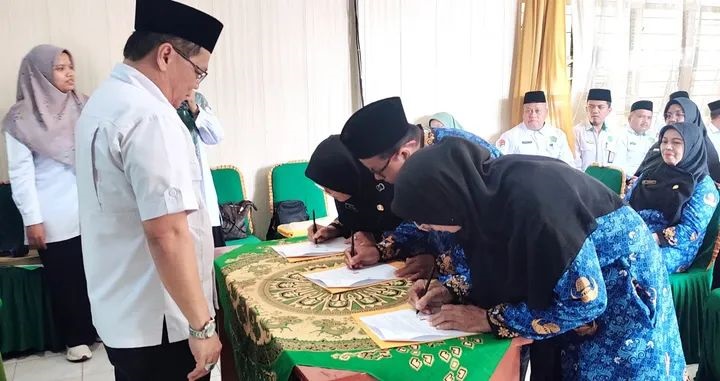 44 Orang Pegawai PPPK Tahap I, Resmi Dilantik Menteri Agama RI 1 SAKSIKAN—Kepala Kantor Kemenag Kota Sawahlunto,
H. Dedi Wandra, saksikan penandataganan pelantikan PPPK.