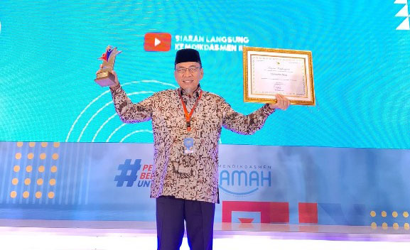 PENGHARGAAN— Wakil Wali Kota Padang Maigus Nasir, menerima penghargaan dari Kemendikasmen, sebagai kota terbaik di Indonesia dalam hal program SPAB 2025.