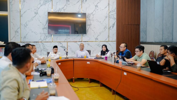 Akses Telekomunikasi di Jorong Belum Maksimal 1 RAKOR BERSAMA TELKOMSEL— Wakil Bupati Solok Candra, melakukan rapat koordinasi bersama jajaran Telkomsel.