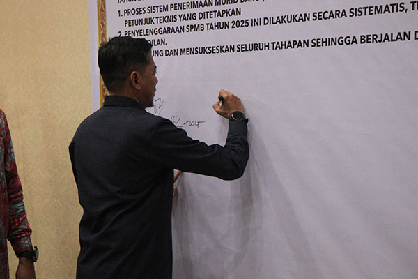 DPRD Payakumbuh Dukung Langkah Pemko Wujudkan Tranformasi Digital 1 DUKUNGAN— Ketua DPRD Kota Payakumbuh Wirman Putra mendukung langkah Pemko Payakumbuh untuk mewujudkan transformasi digital.