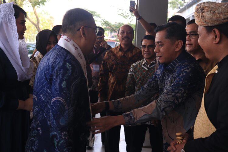 KUNJUNGAN WAMEN— Ketua DPRD Wirman Putra menyambut kedatangan Wakil Menteri ATR/BPN RI, Ossy Dermawan.