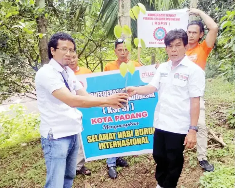 Hari Buruh, KSPSI Kota Padang Tanam Ratusan Pohon Durian dan Jengkol 1 PENANAMAN POHON— Ketua KSPSI Kota Padang Doni Rinaldi, melakukan penanaman pohon untuk memperingati Hari Buruh Internasional, di kawasan Jalan Penjernihan II, Kelurahan Gunung Pangilun, Kamis (1/5).