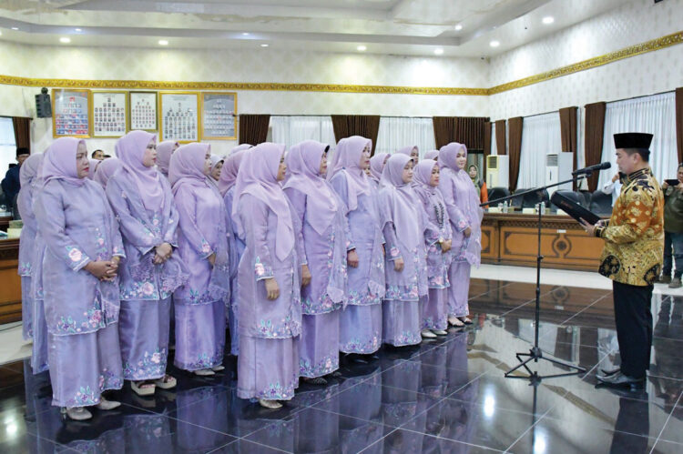 Pengukuhan IKADE Agam, Ny. Merry Beniwarlis Harap Sinergi Keluarga Dewan dan Masyarakat Makin Kuat 1 PENGUKUHAN PENGURUS IKADE— Ketua TP PKK Kabupaten Agam, Ny. Merry Beni warlis, menghadiri acara pengukuhan kepengurusan IKADE Kabupaten Agam periode 2024–2029 di Aula DPRD Kabupaten Agam, Senin (19/5).