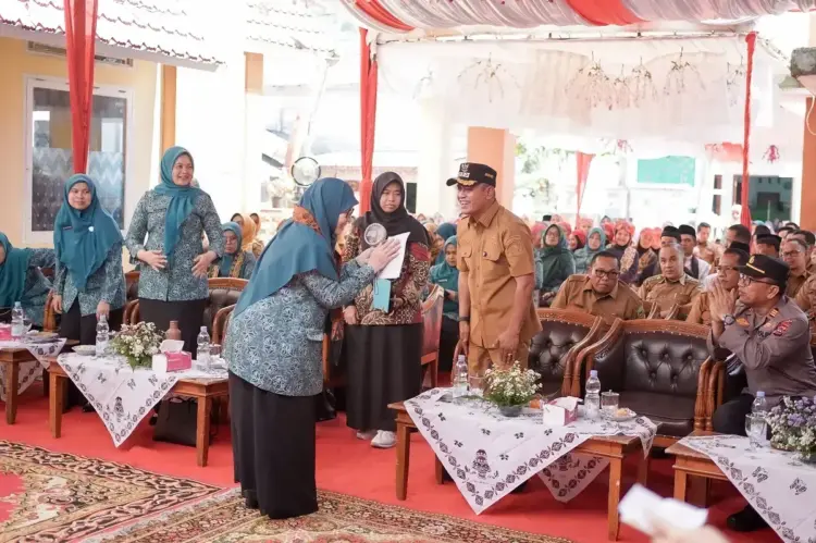 BERSAMA—Ketua TP PKK Kabupaten Solok Ny. Nia Jon Firman Pandu bersama Bupati Jon Firman Pandu saat acara  penilai lomba Dasawisma berprestasi tingkat Provinsi Sumatera Barat Tahun 2025