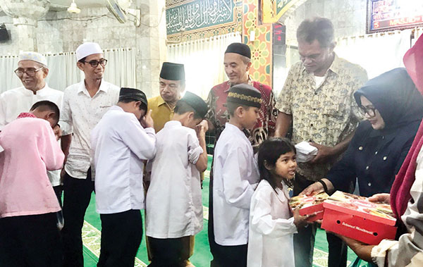 Kepedulian pada Anak Yatim dan Kaum Dhuafa, Pengurus Masjid Mutathahhirrin Bagikan Santunan Bulanan 1 SANTUNAN ANAK YATIM, DHUAFA— Pengurus Masjid Mutathahhirrin Rawang, Jalan Pasar Baru, Kampung Jao, Kecamatan Padang Barat, menyerahkan santunan bulanan untuk anak yatim dan dhuafa, Jumat (23/5).