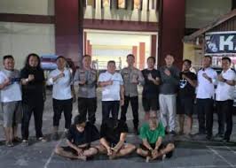 Komplotan Pencuri Mobil Pikap Diringkus 1 CURI MOBIL— Tiga pelaku yang merupakan komplotan pencuri mobil ditangkap Tim Satreskrim Polres Solok Kota.