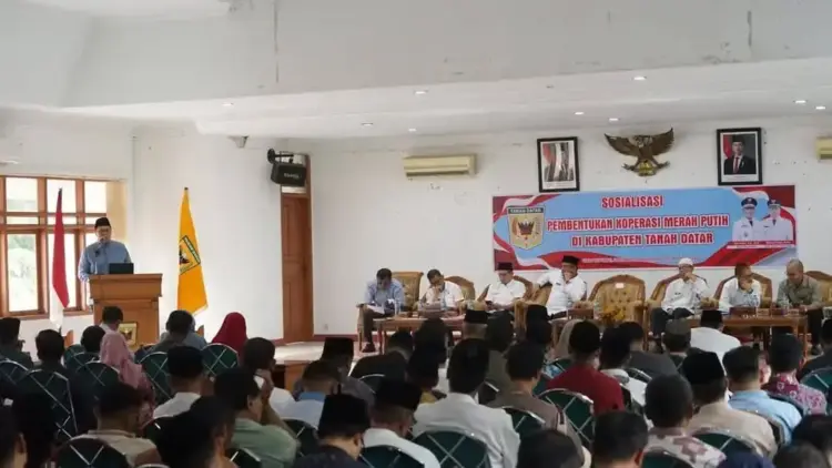 Pembentukan Koperasi Desa Merah Putih Butuh Dukungan 1 SOSIALISASI— Wabup Tanah Datar Ahmad Fadly saat membuka Sosialisasi Pembentukan Koperasi Desa Merah Putih, Jumat (2/5) di aula kantor Bupati di Pagaruyung.