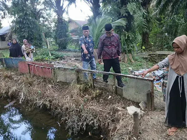 Bupati Yulianto Sambangi Rumah Duka Dua Balita, Korban Tenggelam di Gunung Tuleh Muaro Kiawai 1 LOKASI KORBAN TENGGELAM— Bupati Pasaman Barat Yulianto, melihat lokasi tenggelamnya dua balita akibat tenggelam di kolam milik warga di Nagari Muaro Kiawai, Kecamatan Gunung Tuleh, Sabtu (3/5) lalu.