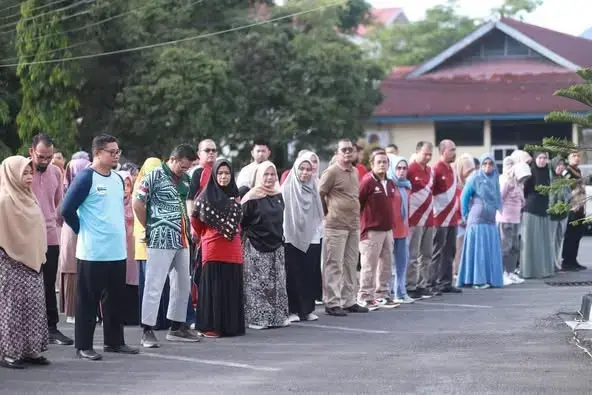 Wawako Solok Lepas Anggota Korpri yang Naik Haji 1 BANTUAN— Wakil Wali Kota Solok H.Suryadi Nurdal menyerahkan bantuan bagi anggota Korpri yang melaksanakan ibadah haji 1446 H dalam rangkaian apel pagi di Halaman Bappeda Kota Solok, Jumat (9/5).