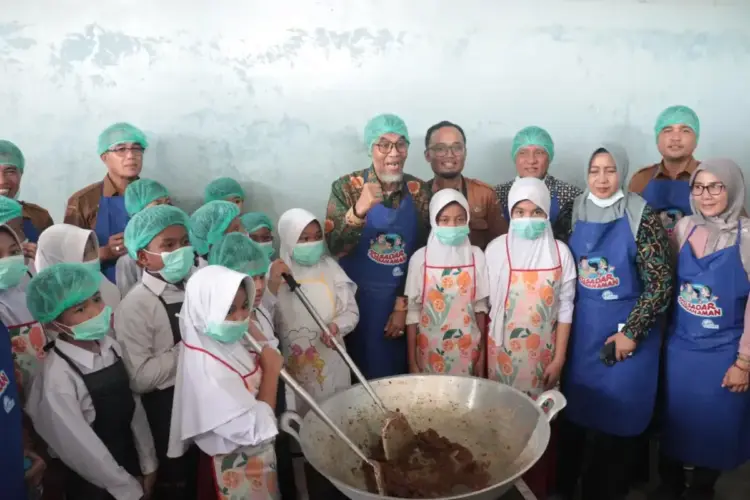 Dirjen Kemenkum HAM Kunjungi Payakumbuh, Wako: Rendang Payakumbuh adalah Salah Satu Aset Budaya dan Ekonomi 1 KUNJUNGI DAPUR RENDANG— Wali Kota Payakumbuh Zulmaeta bersama Direktur Jenderal Kekayaan Intelektual Kementerian Hukum dan HAM RI, Ir. Razilu, kunjungi dapur rendang.