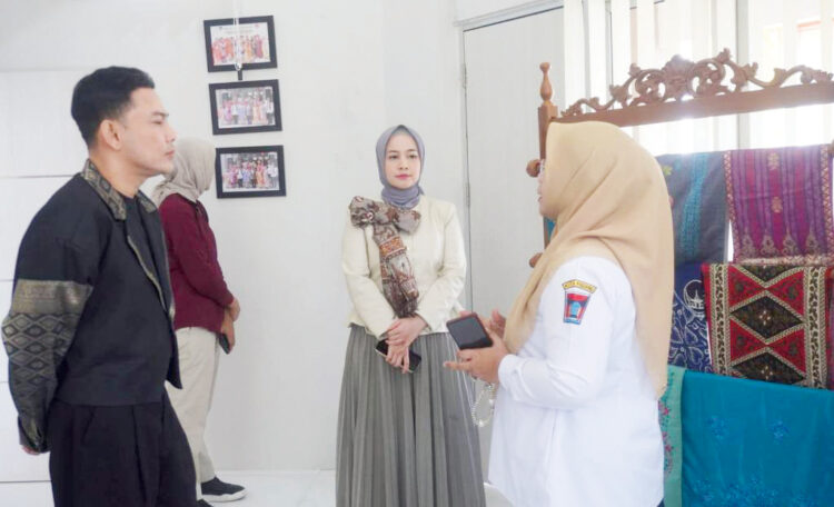 COACHING DESAIN— Ketua Dekranasda Kota Padang dr. Dian Puspita, Sp.JP menghadiri kegiatan coaching desain bagi desainer muda di Sekretariat Dekranasda Kota Padang, Rabu (21/5).