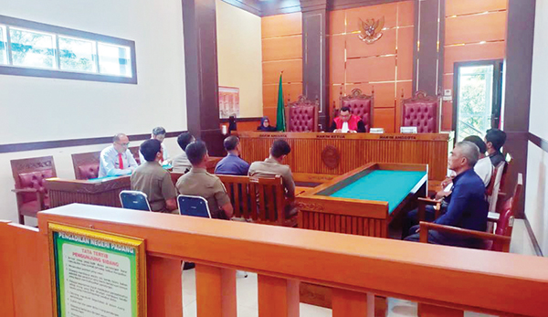 SIDANG TIPIRING— Lima orang pelanggar disidangkan dalam Sidang Tindak Pidana Ringan (Tipiring) yang digelar di Pengadilan Negeri Padang Kelas 1A, Senin (26/5).