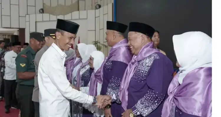 Wabup Lepas Keberangkatan 35 Jamaah Calon Haji Solok Selatan 1 PELEPASAN JEMAAH— Wakil Bupati Solok Selatan, H. Yulian Efi. salaman dengan jamaah haji yang akan berangkat ke Makkah, di Aula Sarantau Sasurambi.