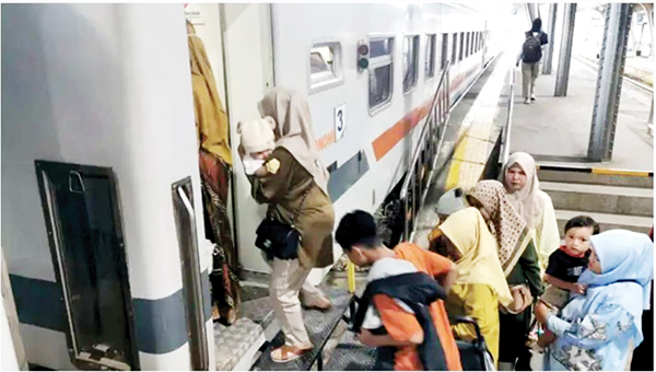 Libur Kenaikan Isa Al-Masih, KAI Sumbar Sediakan 35.120 Tempat Duduk 1 LIBUR PANJANG— Menyambut libur panjang akhir pekan dan peringatan Hari Kenaikan Isa Al-Masih yang jatuh pada Kamis (29/5), PT KAI Divre II Sumbar menyediakan sebanyak 35.120 tempat duduk untuk perjalanan kereta api selama periode 29 Mei hingga 2 Juni 2025.