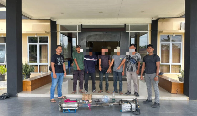 PUNGLI– Lima pelaku pungli dengan modus fogging nyamuk diamankan 
Tim Satreskrim Polres Dharmasraya.