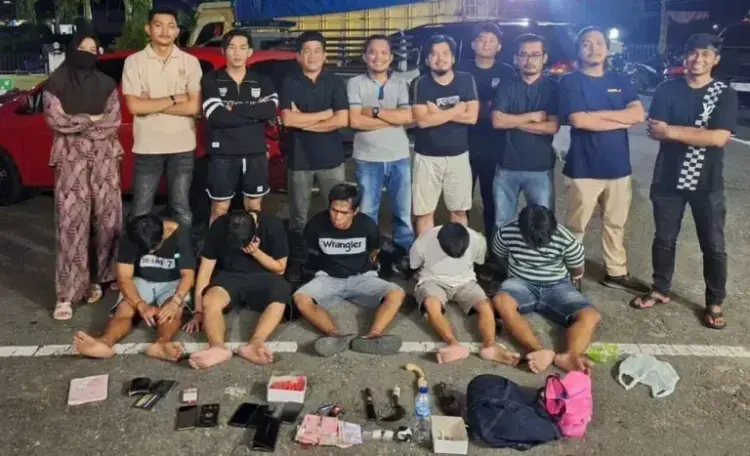 Gerebek Rumah Sarang Narkoba, 5 Pengedar Sabu Diciduk 1 PENGEDAR SABU— Lima pengedar sabu ditangkap Tim Satresnarkoba Polres Sijunjung di Nagari Muaro.