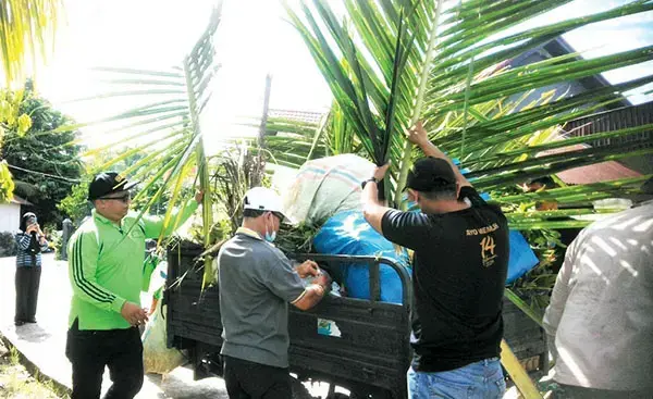 Lomba Kelurahan Tingkat Kota Padang, Kelurahan Pisang Siap Bersaing 1 GORO BERSIHKAN LINGKUNGAN— Lurah Pisang Deswarman bersama Sarmidi dan warga memasukkan sampah ke dalam betor saat kegiatan goro bersama Selasa (13/5) pagi.