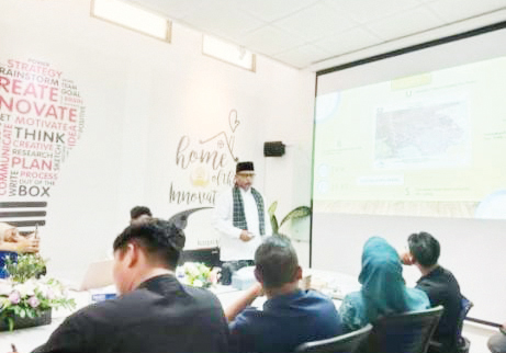 Perlombaan Kelurahan Berprestasi Tingkat Kota Padang, Kelurahan Pisang Raih Juara Satu 1 PRESENTASI KELURAHAN— Lurah Pisang Adek Deswarman melakukan presentasi dan paparan profil kelurahan di kantor Korpri, Balai Kota, Aiapacah, beberapa waktu lalu.